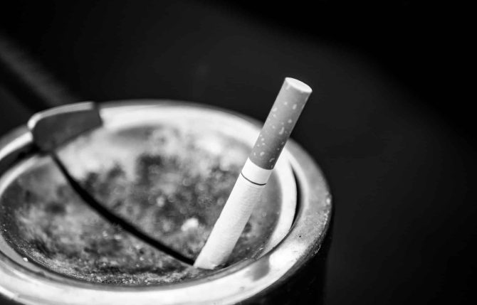 Cigarette éteinte dans un cendrier