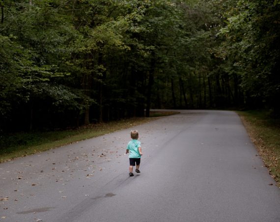 Enfant qui court sur une route déserte